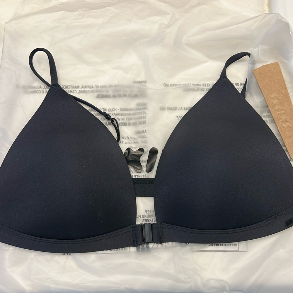 Skims wireless form triangle front close super push up bra